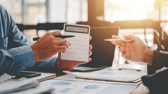 The,Financiers,Are,Calculating,Personal,Taxes,For,Their,Customers.